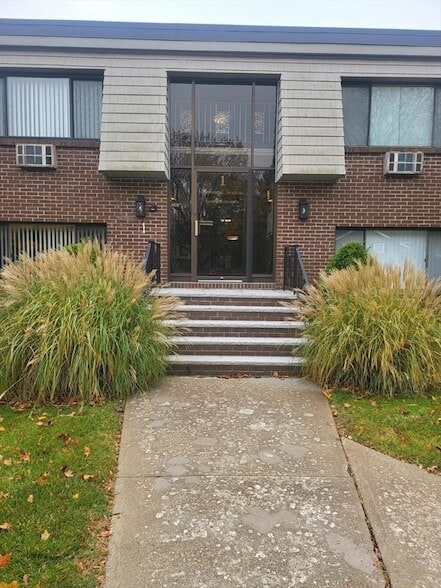 Building Photo - 1 Hallmark Gdns