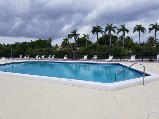 Building Photo - 3401 N Country Club Dr