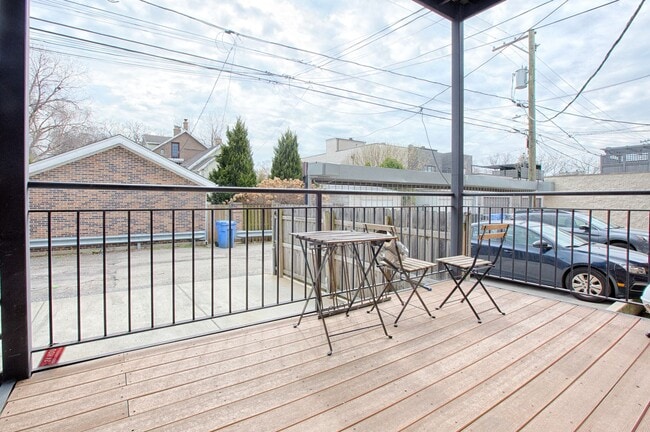 Building Photo - UK Village 2 Bedroom with Central Heat & A/C, In-Unit Laundry, Exposed Brick. Free Fast Internet ...