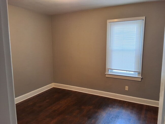 Building Photo - 320 Meadow Ln