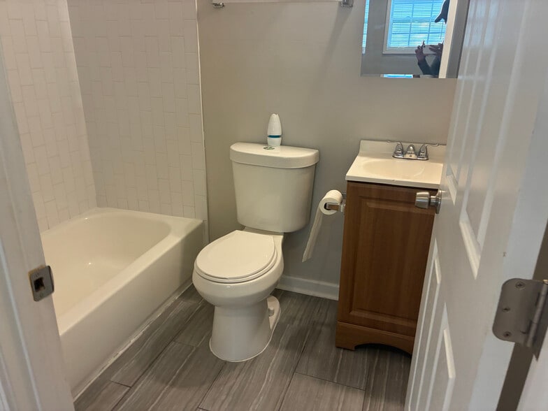 Building Photo - Room in House on Mayson Turner Rd NW