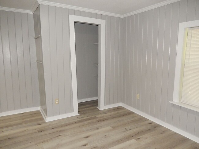 Building Photo - Recently RENOVATED 3/2 w/ Stainless Steel Appliances, Plank Vinyl Throughout, Washer/Dryer, & Lar...