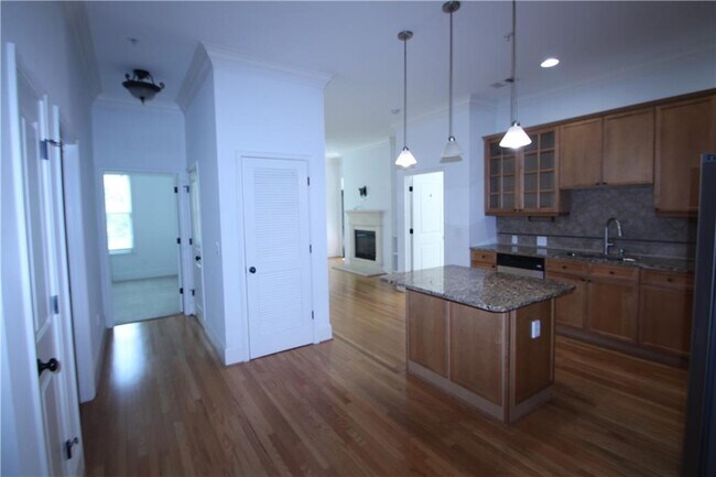 Building Photo - 11 Perimeter Center E