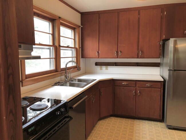 Building Photo - 3 bedroom, 2 Bath House Near University of...