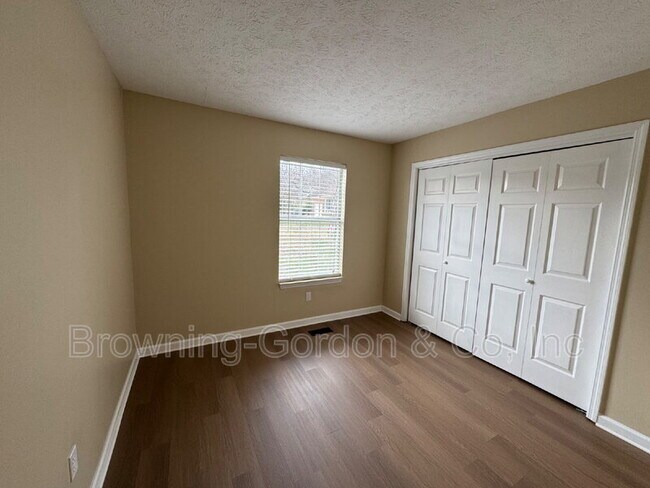 Building Photo - 1111 Cedarhill Ct