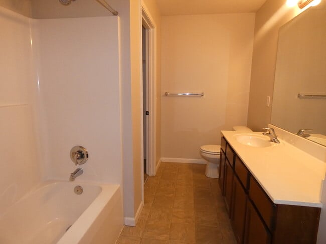 Building Photo - Beautiful Condo!