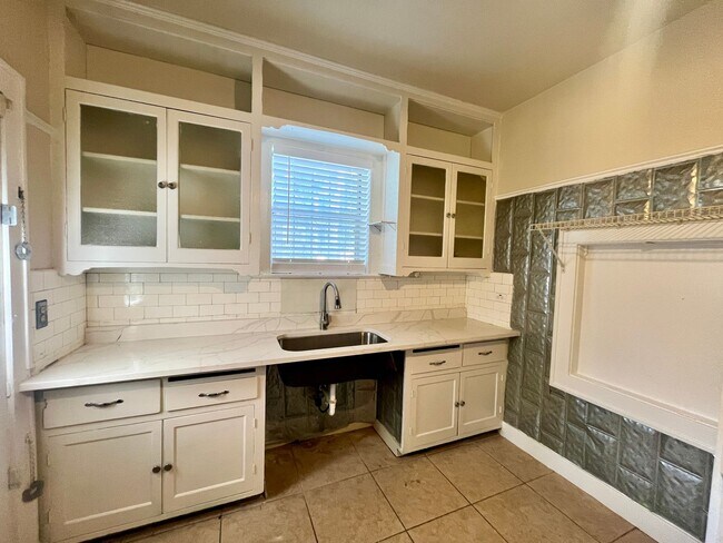 Building Photo - 424 E Ashby Pl