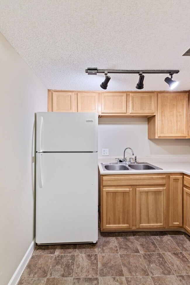 Building Photo - 3609 Balsam Ave