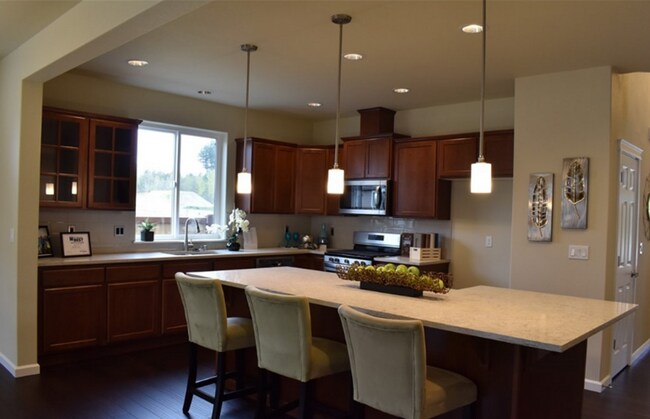Building Photo - Main floor master suite! 4 bedroom luxury ...