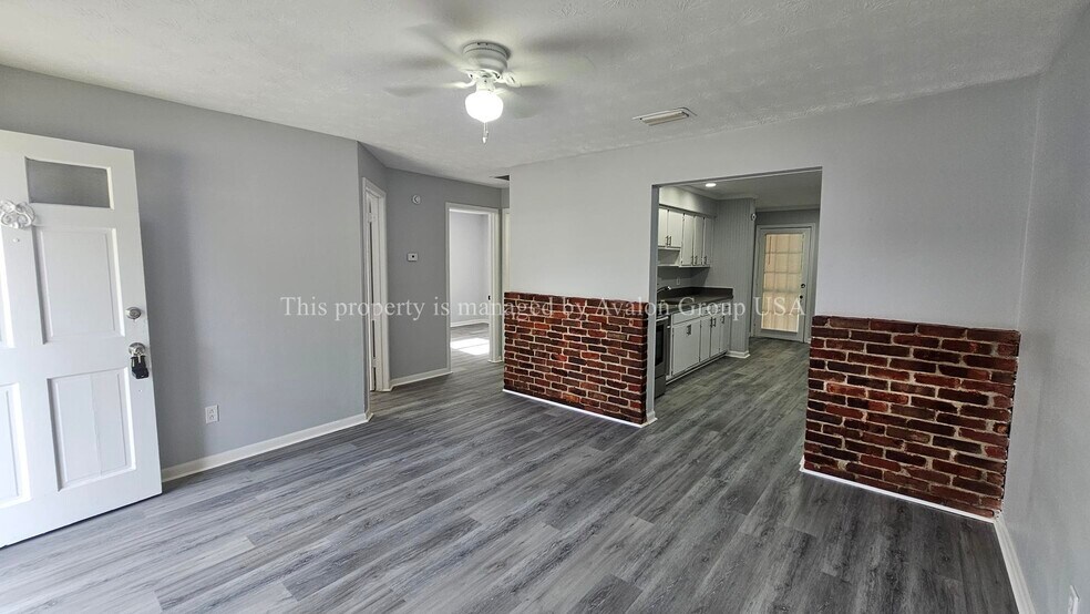 Building Photo - 6063 Longchamp Dr