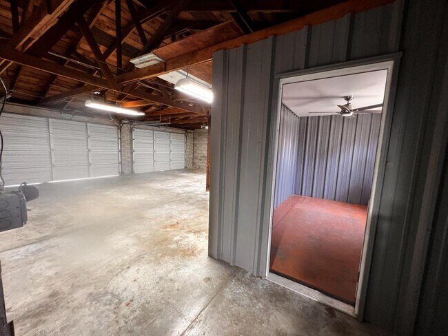 Building Photo - 1039 Poplar St