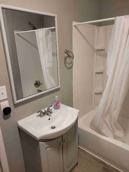 Building Photo - 320 Lockwood Ave