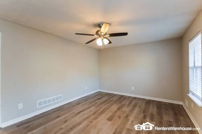 Building Photo - 5 BEDROOM 3 FULL BATH MULTI-LEVEL IN RIVER...