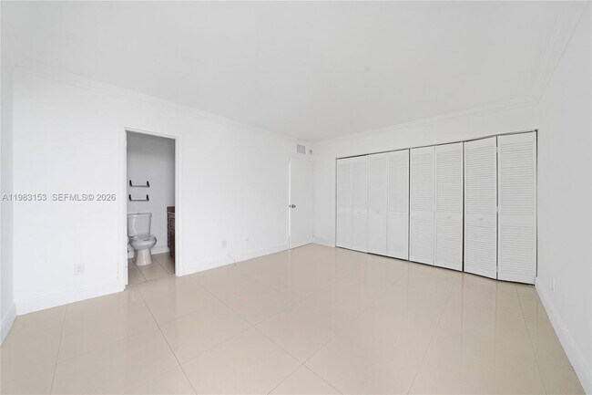 Building Photo - 2000 NE 135th St