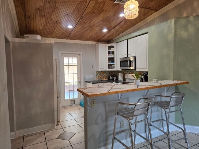 Building Photo - Charming Forest Hills home