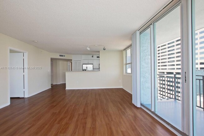 Building Photo - 1111 Brickell Bay Dr