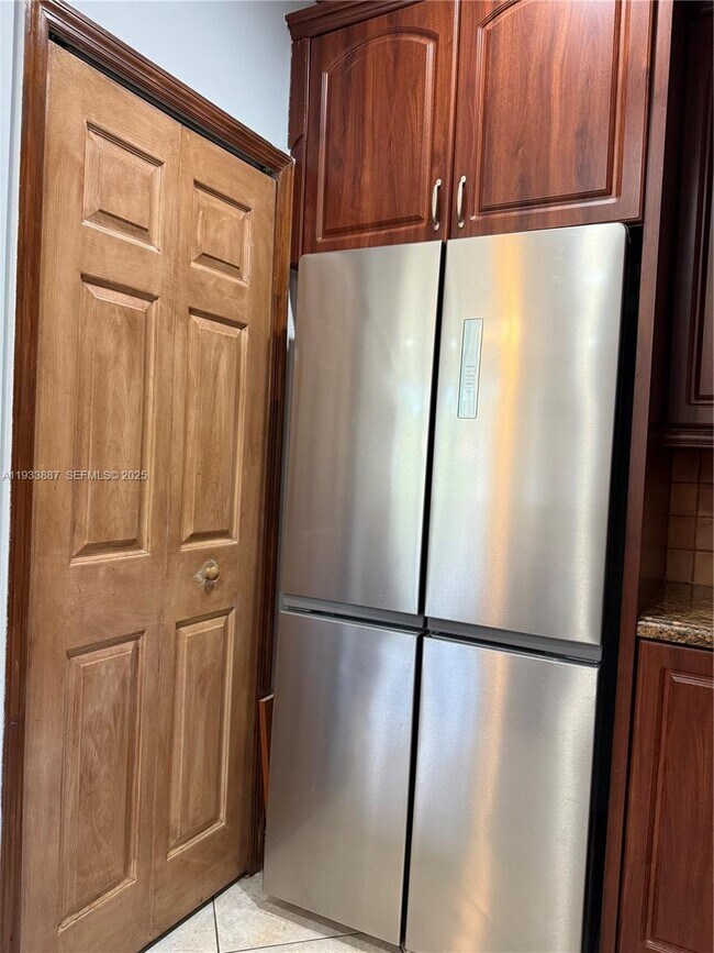 Building Photo - 1055 NE 85th St