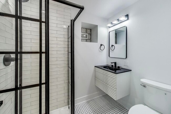 Building Photo - 1437 W Oakdale Ave