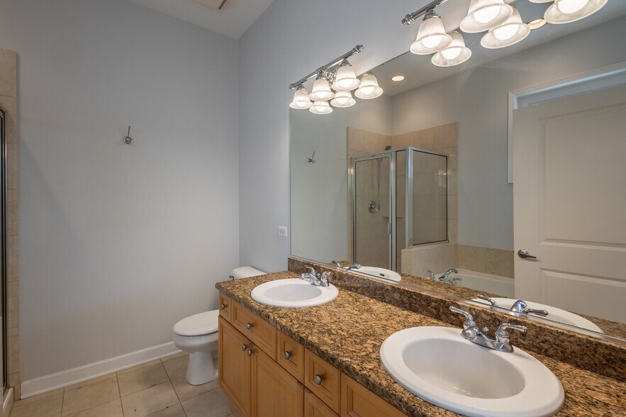 Master bathroom - 948 Madison W St