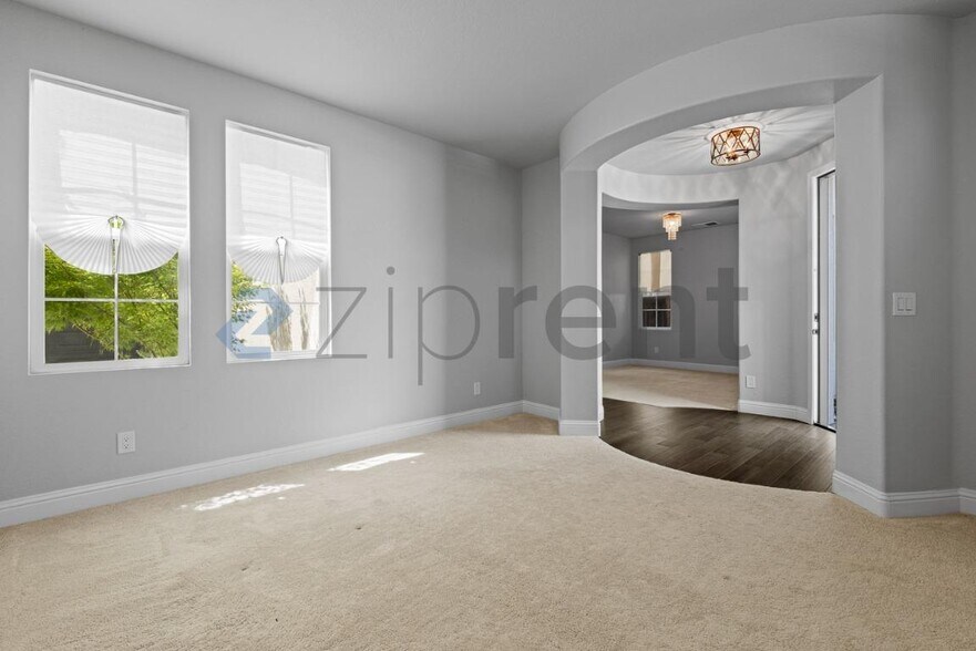 Building Photo - Unit