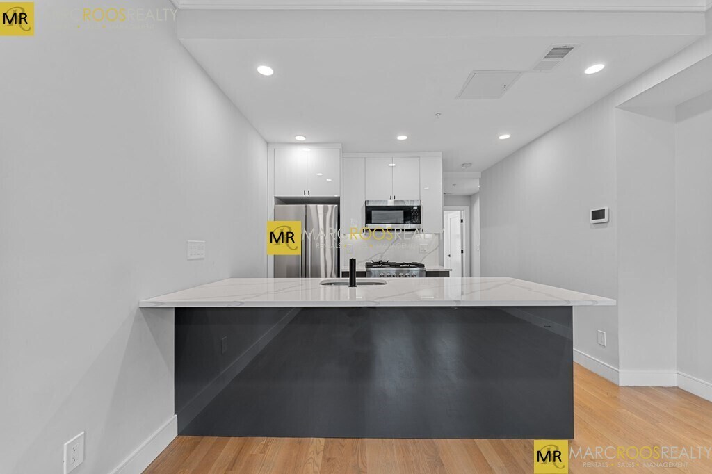 Building Photo - 535 Newbury St