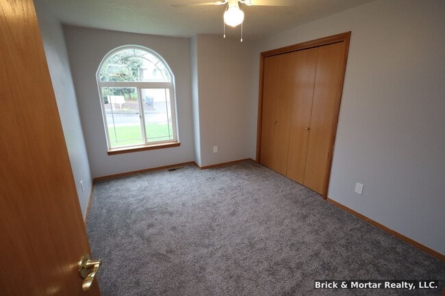 Building Photo - 3 Bedroom, 2 bath house with A/C!