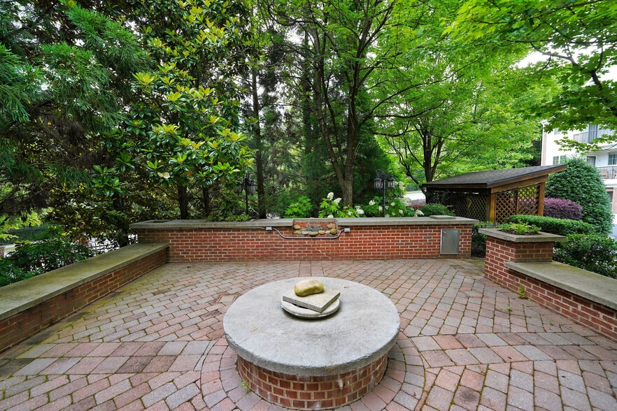 Building Photo - 307 Le Gran Bnd