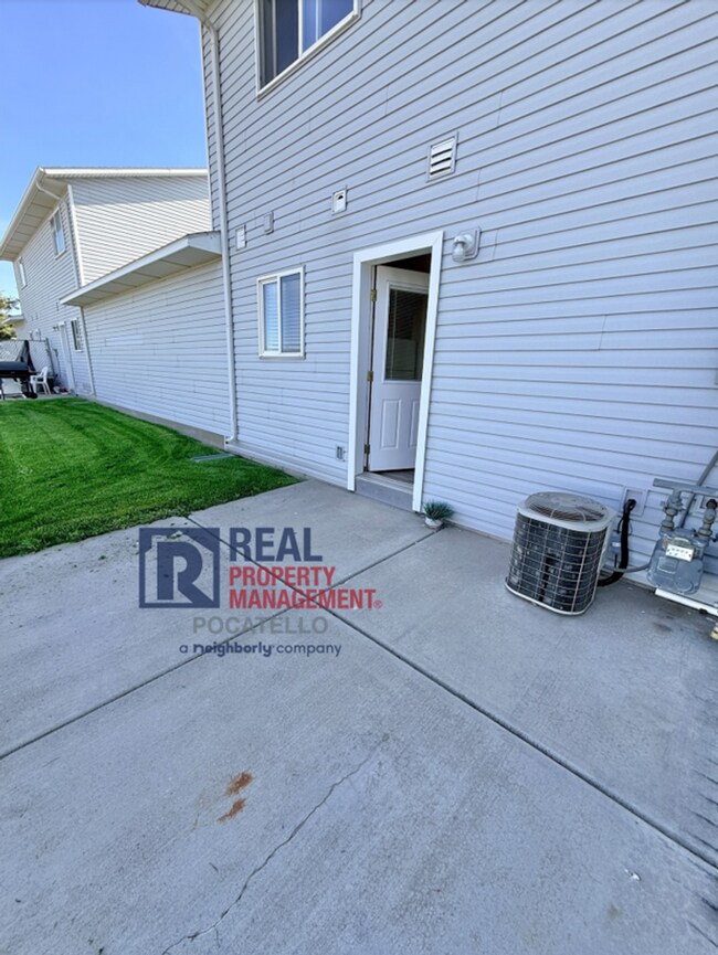 Building Photo - 3 Bedroom 1.5 Bath Apartment - 1 car garage