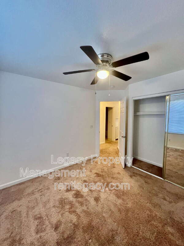 Building Photo - 2750 Parkview Terrace