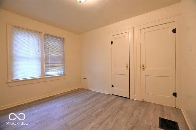 Building Photo - 1417 E Bradbury Ave