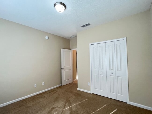 Building Photo - Well Appointed 4/3  Dreamfinders Home