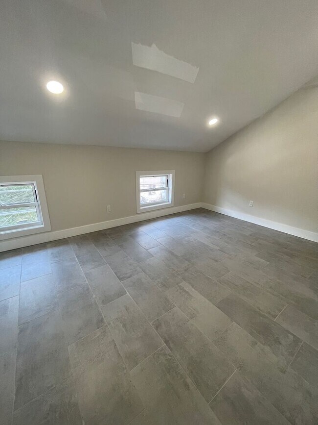 Building Photo - 57 Lander St