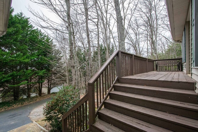 Building Photo - 10 Silver Springs Dr