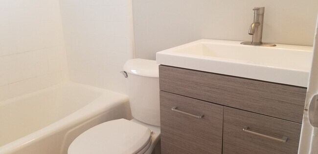 Building Photo - 1 Bedroom Apartment Available February 1st