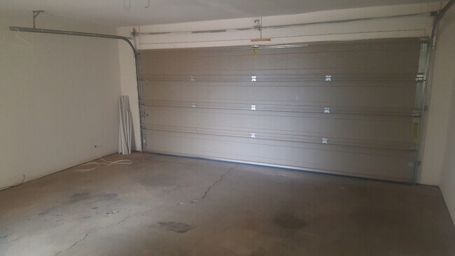 Building Photo - Nice 3 bedroom home ready for immediate move in.