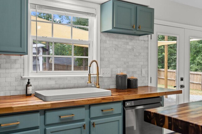 Building Photo - Forest Park