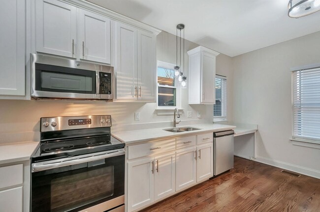 Building Photo - Modern Living in Downtown Nashville!