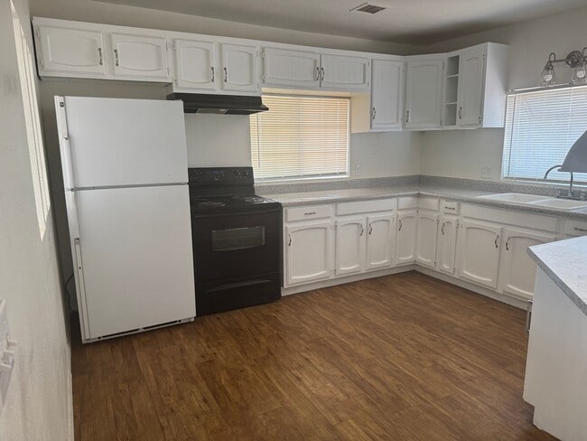 Building Photo - Charming 10 Acres 3 Bedroom 2 Bath Home In "Coyote Springs"