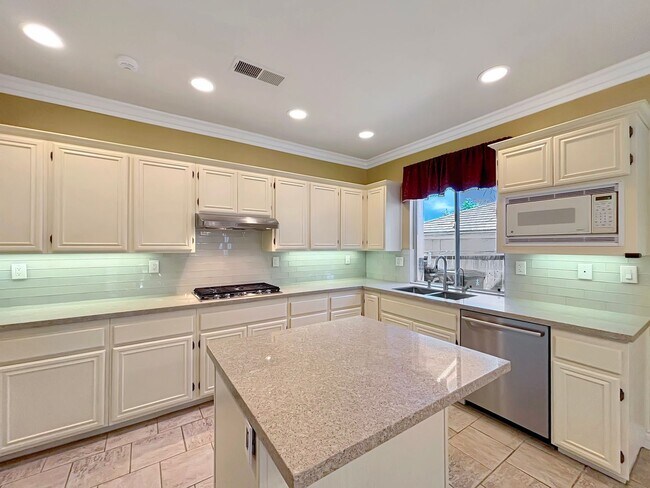 Building Photo - Beautiful & Spacious 5BD/3BA House in East...