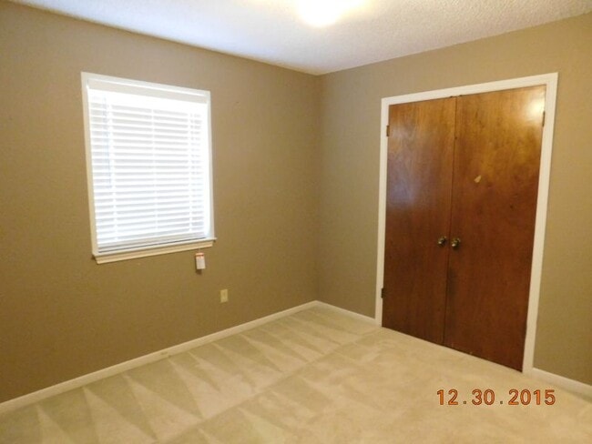 Building Photo - 2215 Phyllis Dr