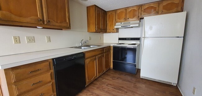 Building Photo - Spacious 2 bedroom 2 bath townhome COMING ...