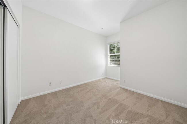 Building Photo - 215 Dewdrop