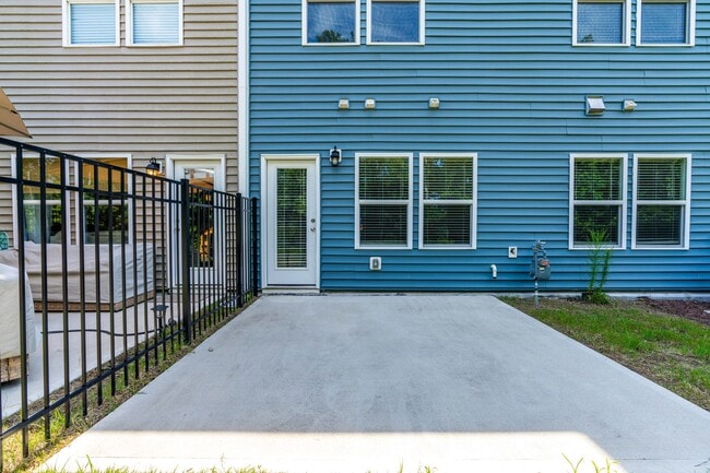 Building Photo - 252 Shingle Oak Rd