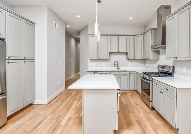 Building Photo - 824 I St NE