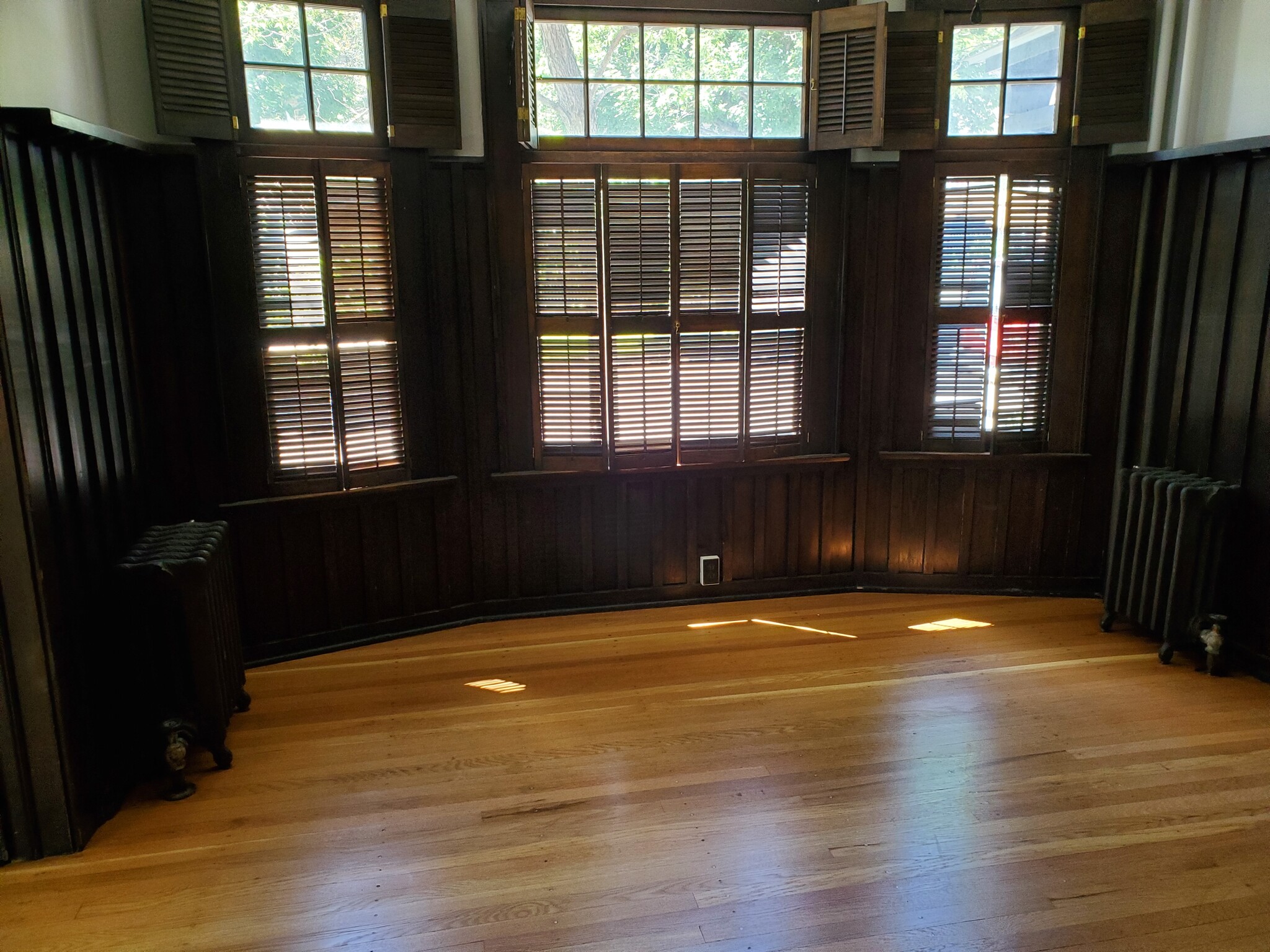 Dining Room - 739 W Broadway St