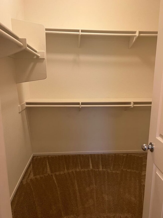 Building Photo - Wonderful Eastlake Townhome, 3 bedroom, 2....