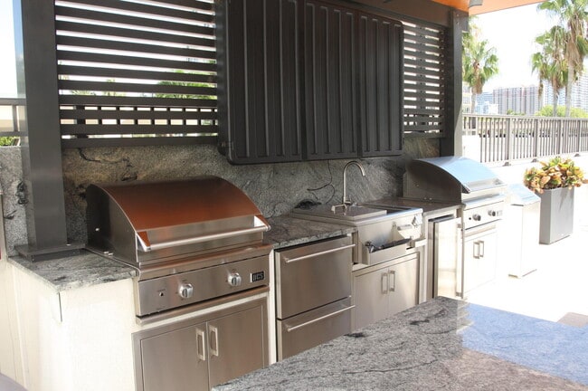 Building Photo - 340 Sunset Dr