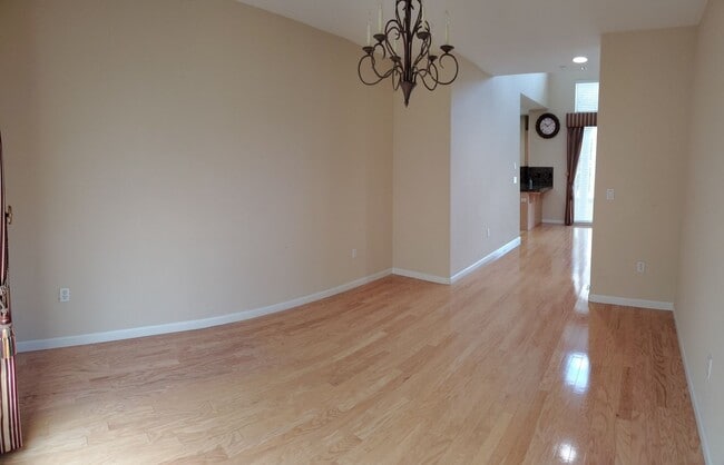 Building Photo - Wonderful 5bd / 3.5ba with 2 master suites