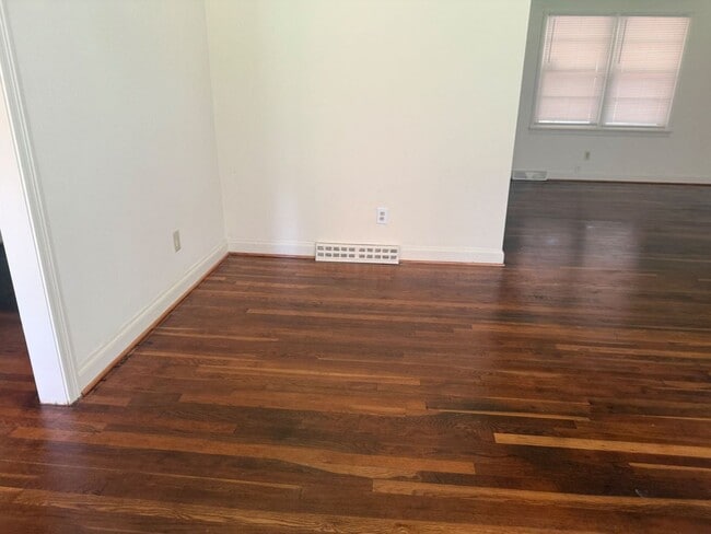 Building Photo - ComingSoon! 3 bedroom 2 bathroom home loca...