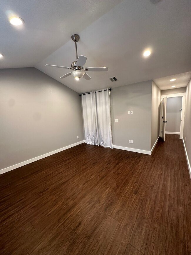 Building Photo - 4 Bedroom House Available in Hammond!